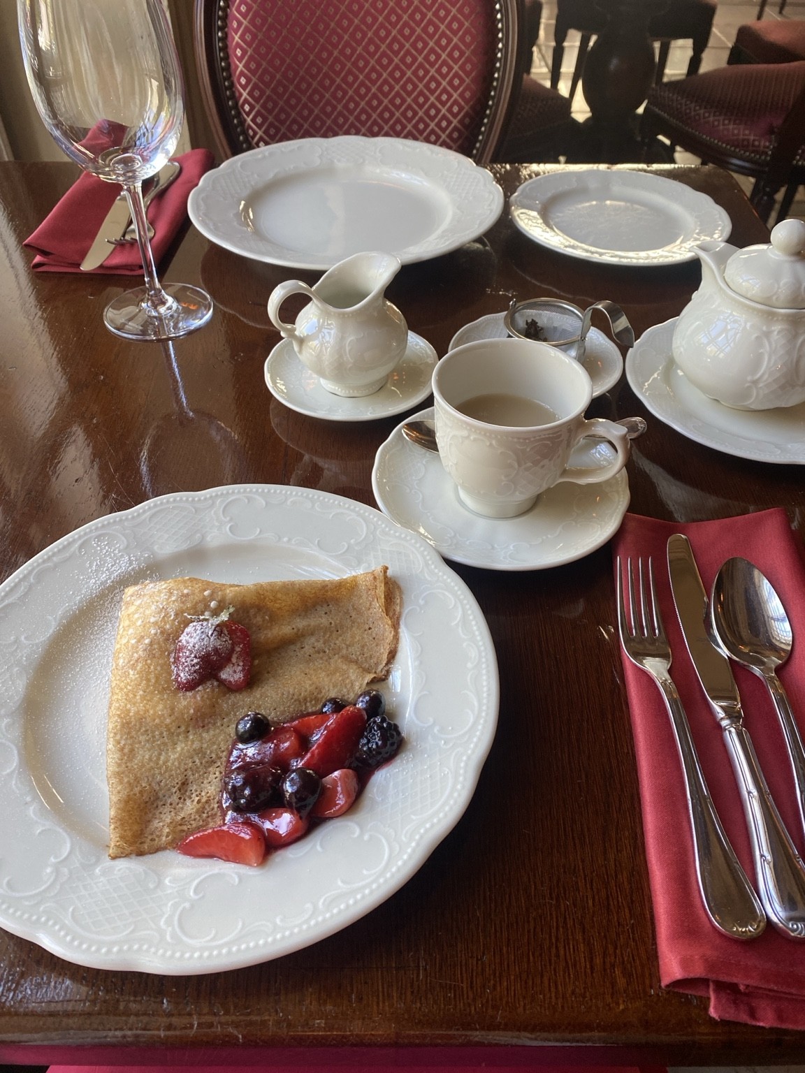 Gedeckter Tisch mit Crêpe, Geschirr und Tee
